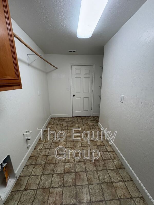 Building Photo - 3116 W Buena Vista Ave