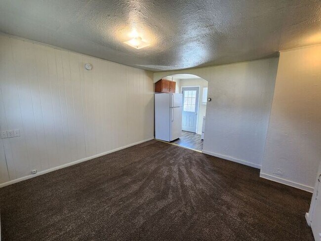 Building Photo - 2 Bedroom Apartment