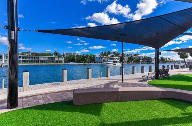 Building Photo - 485 E Royal Palm Rd