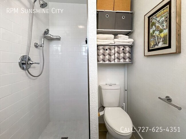 Building Photo - 13535 Boca Ciega Ave