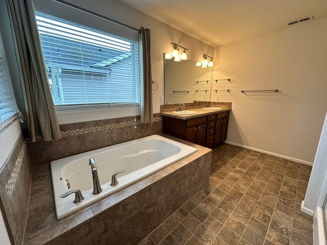 Building Photo - 3Bd/2.5Ba Covington House