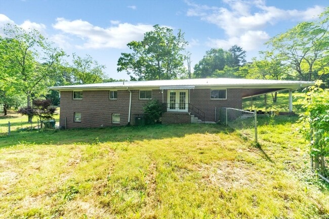 Building Photo - 1900+ Sq Ft of Comfort: Updated 3BR/2BA wi...