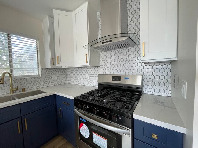 Building Photo - 1385 N Marengo Ave