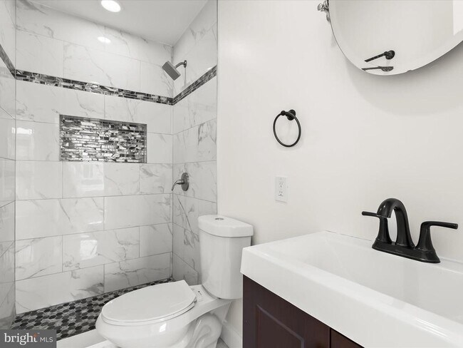 Building Photo - 404 N Robinson St