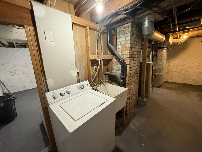 Building Photo - Large 6 Bed Single Family Home in MPLS!