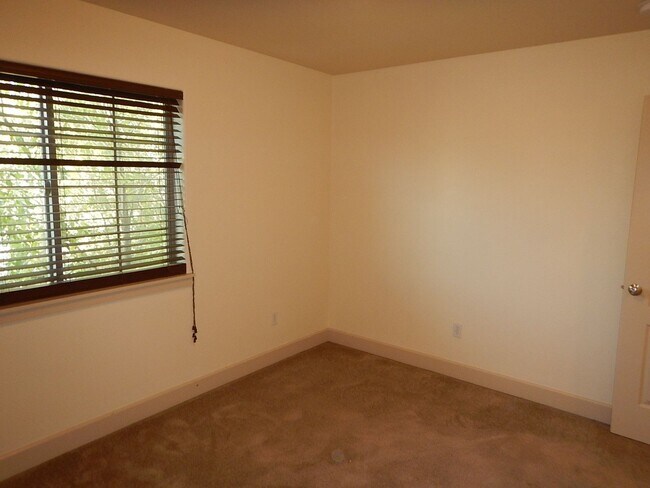 Building Photo - 2 Story, 3 Bedroom, 3 Bathroom House in He...