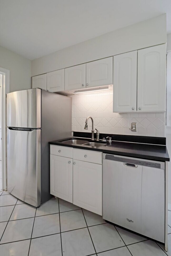 Building Photo - Dreamy 4 Bed, 2 Bath Cape Cod in Sauer's Garden Available Now!