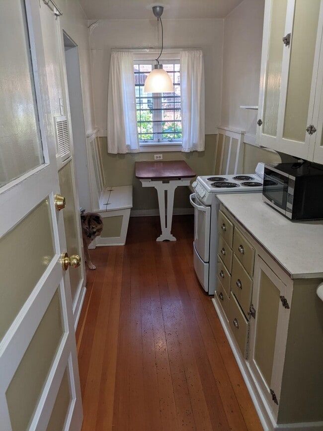 Building Photo - Broadway Court Apartments - Studio