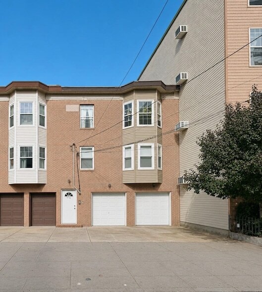 Building Photo - 136 Morris St