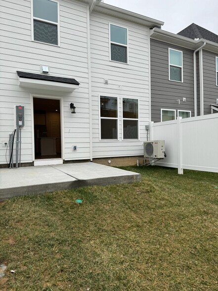 Building Photo - 5074 Dayflower Dr