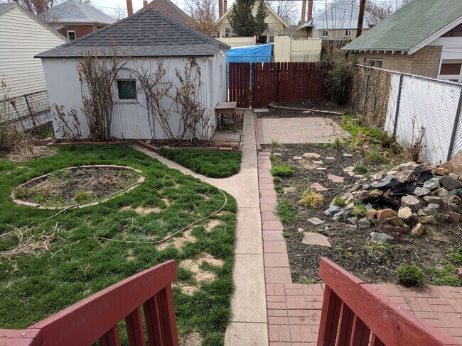 Building Photo - AWESOME 3-BDRM + GARAGE IN DESIRABLE SUNNY...