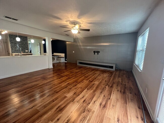 Building Photo - CONVIENT... TOWNHOME 2 BEDROOM 2.5 BATH