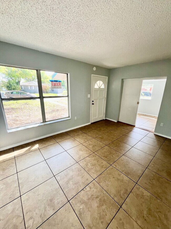 Building Photo - Cute 3BR/1BA Lakeland Home Near Southeastern University! No Application Fee!