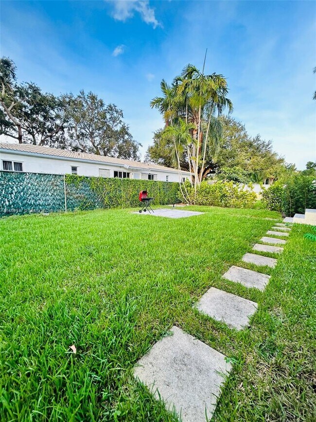 Building Photo - 907 NE 111th St