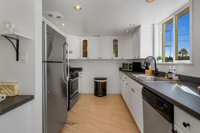 Building Photo - COMING SOON! Fully Furnished 3 Bedroom 3 Bathroom Home in Old Town Scottsdale