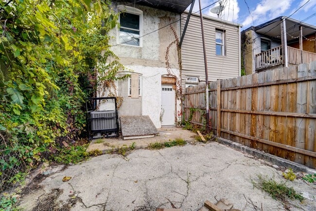 Building Photo - Beautifully Updated Townhome in Prime Loca...