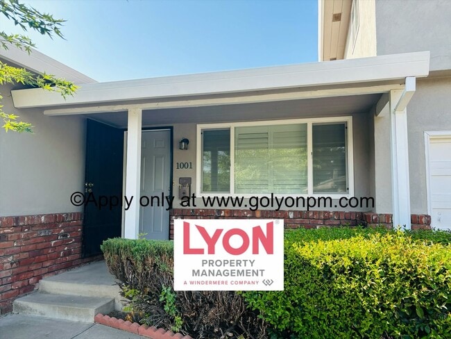 Building Photo - Spacious 2 bedroom, single level duplex in...