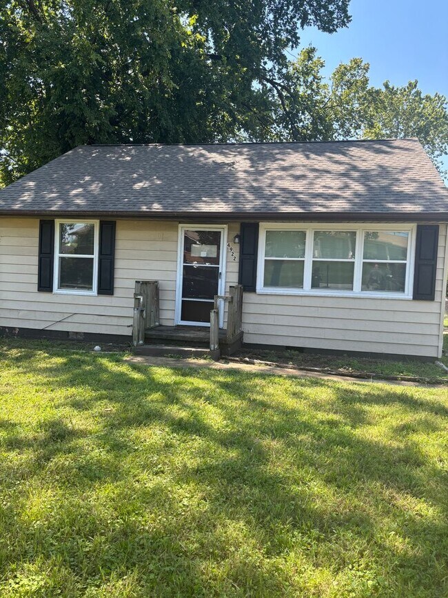 Building Photo - Centrally located 3/2 house