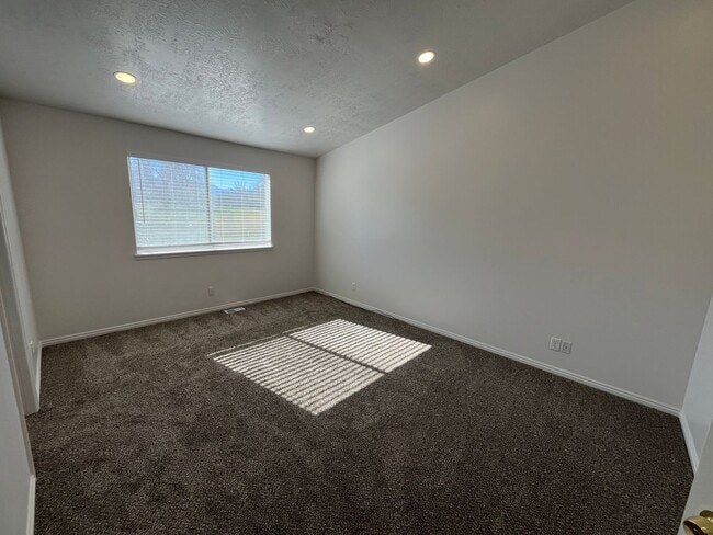 Building Photo - Beautifully Remodeled 4 Bed / 2 Bath Home in Stansbury Park