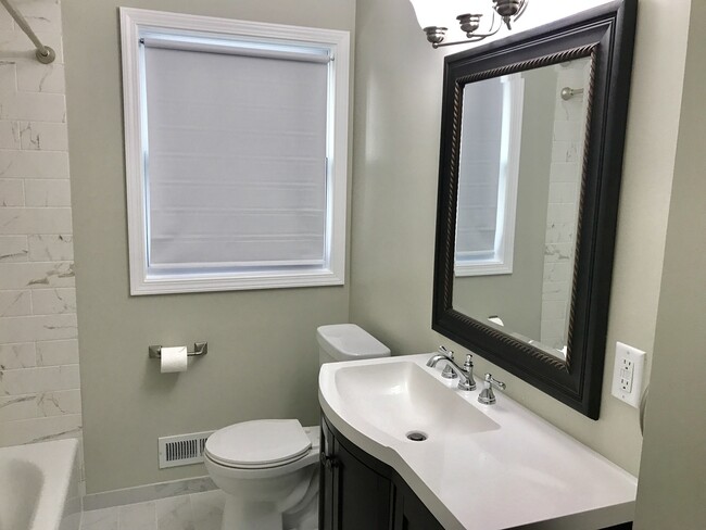 Building Photo - Robbinsdale's 3-Bedroom Home with Walk-Out Deck!