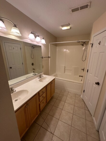 Building Photo - 568 Brookshire Way