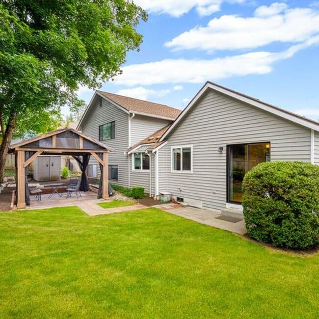 Building Photo - Spacious Education Hill Beauty