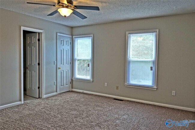 Building Photo - 106 Cresent Circle