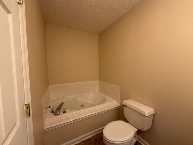 Building Photo - 3 or 4 Bedroom / 3.5 Bath Condo Kingsport, TN 37663