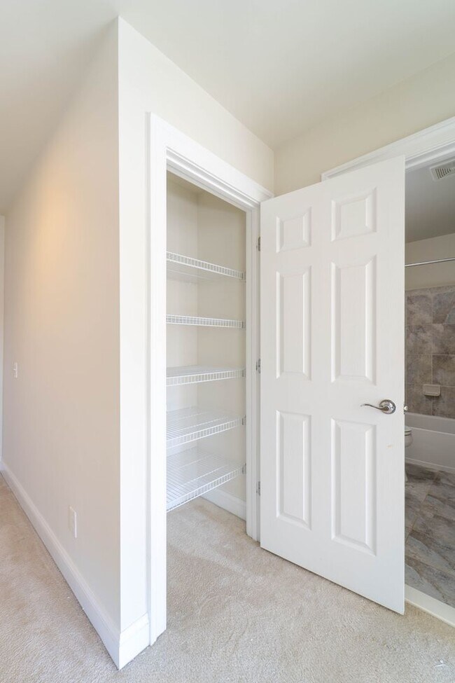 Building Photo - Gorgeous 3 Level Townhome