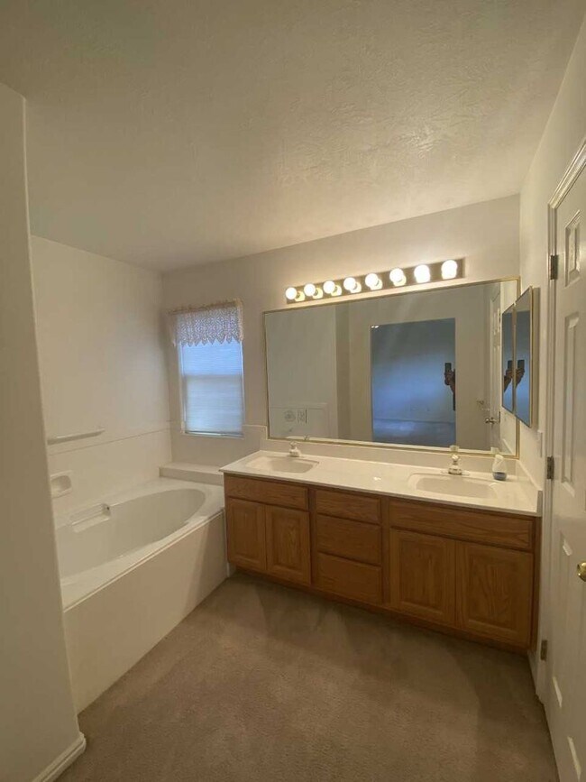 Building Photo - Charming Home Near Mathis Park