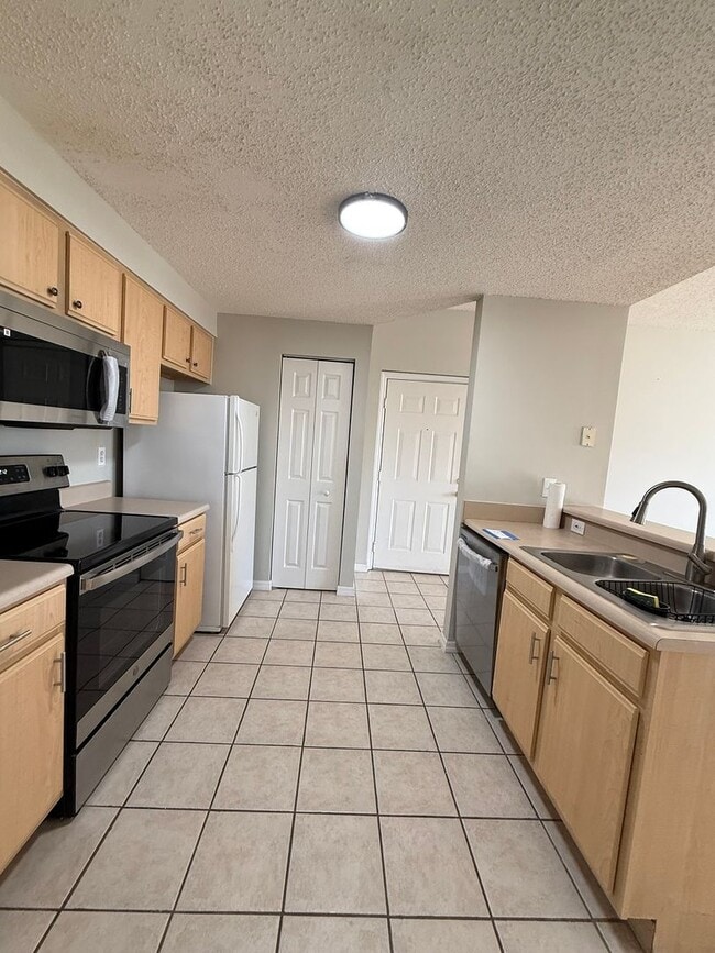 Building Photo - 1 Bedroom Condo in Gated Community