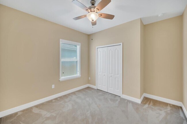Building Photo - 5335 NW Wisk Fern Cir