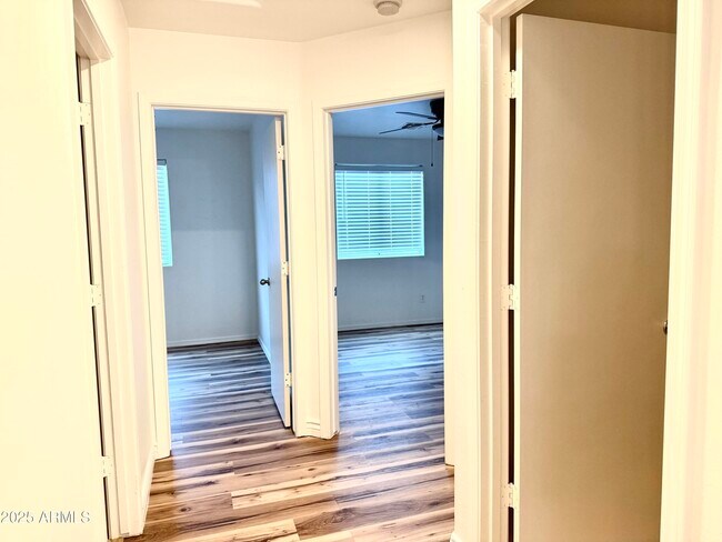Building Photo - 2432 W Tamarisk Ave