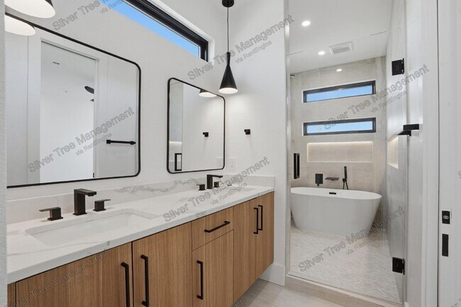 Building Photo - 4526 Cabell Dr