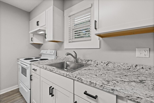 Building Photo - 501 E 4th St