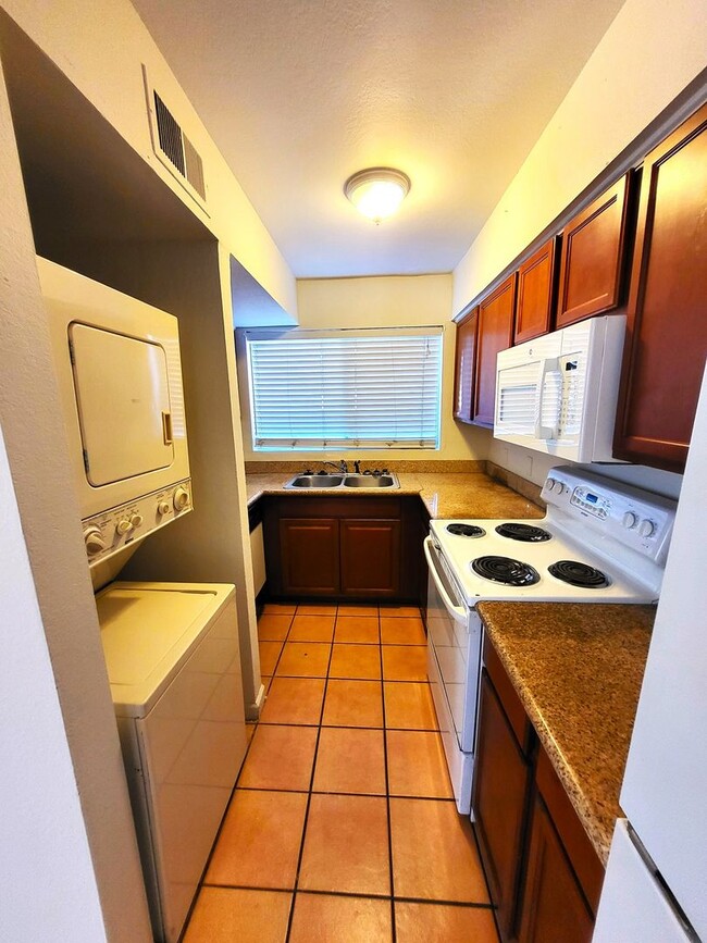 Building Photo - AFFORDABLE TOWNHOUSE IN TEMPE! -- 1/2 RENT...