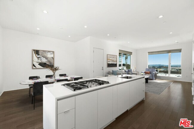 Primary Photo - 935 N San Vicente Blvd