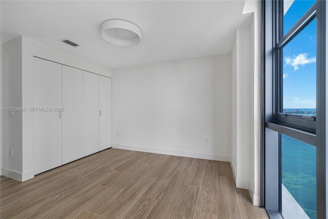 Building Photo - 700 NE 24th St