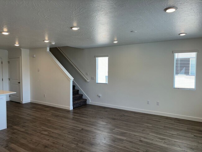 Building Photo - 1361 Pole Crk Ln