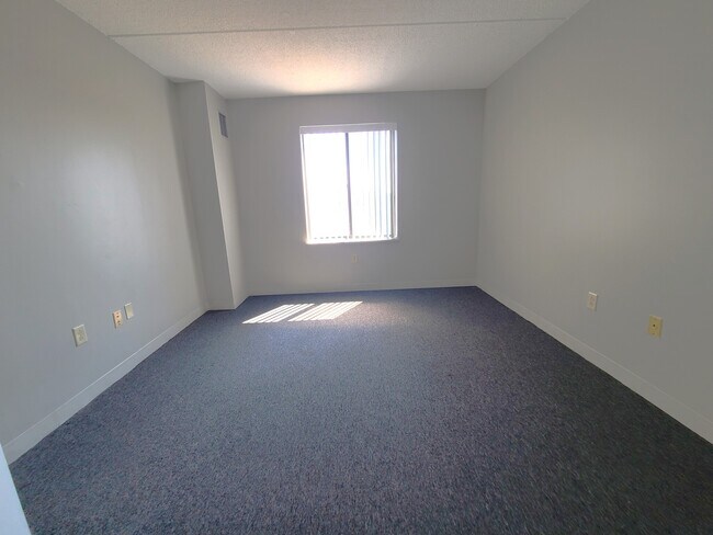 Building Photo - 65 North Point Dr