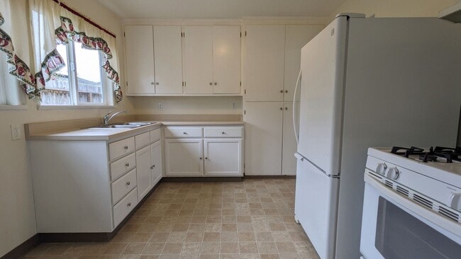Building Photo - Conveniently located 3/2 home near Henders...