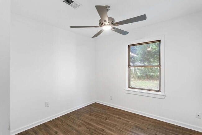 Building Photo - 1035 Nottingham Dr