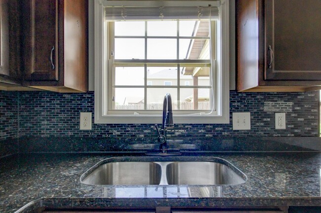 Building Photo - --AVAILABLE NOW! MOVE-IN READY!!!
