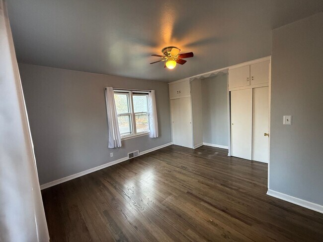 Building Photo - Spacious South Hill Home