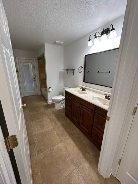 Building Photo - 942 Deerwood Loop