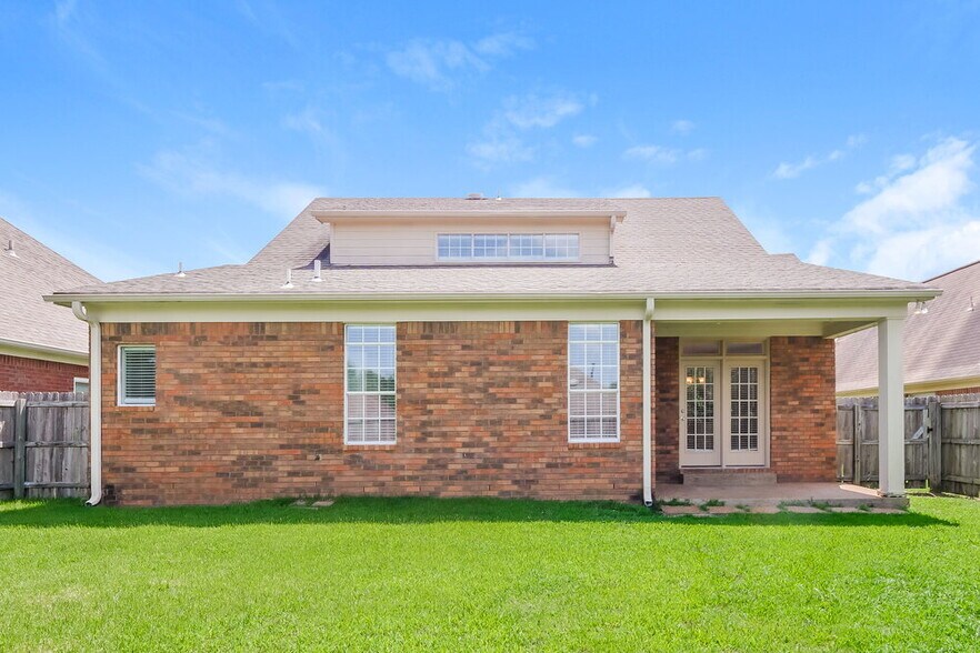 Building Photo - 4077 Course View Dr