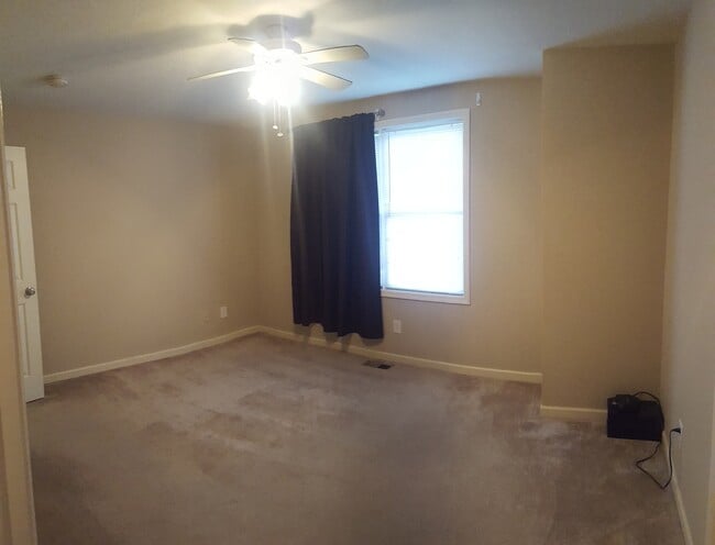 Building Photo - 5 Bed 3.5 Bath Townhome Now Available!