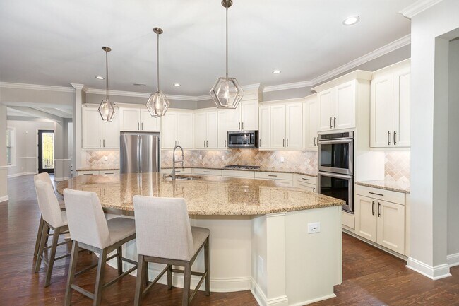 Building Photo - Stunning 5-Bedroom, 5-Bathroom Home with Chef's Kitchen and Luxurious Features