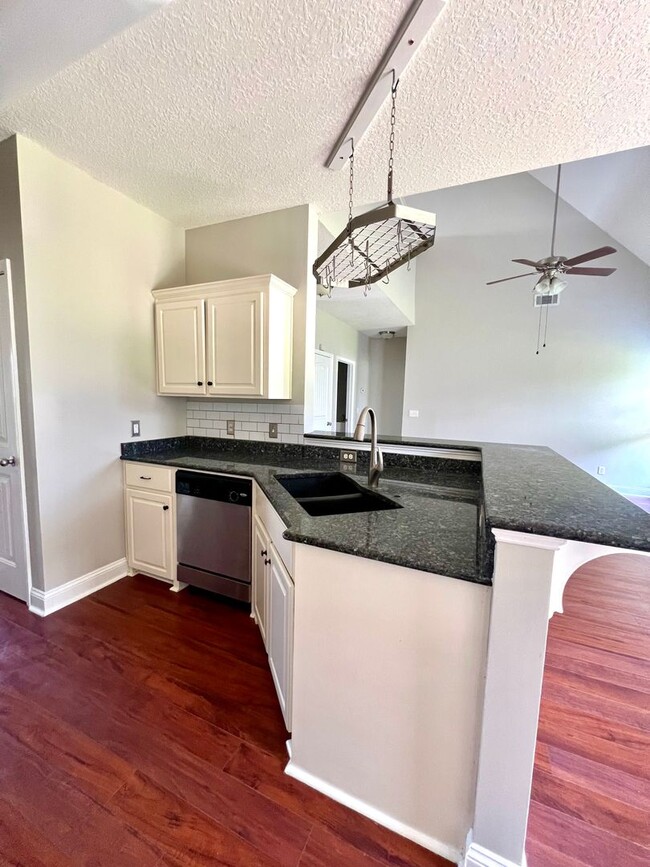 Building Photo - 4 bed 2.5 bath home!