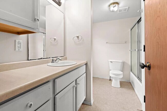 Building Photo - 1212 S Oakland Ave